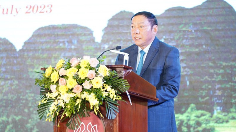Министр культуры, спорта и туризма Нгуен Ван Хунг выступает на конференции.