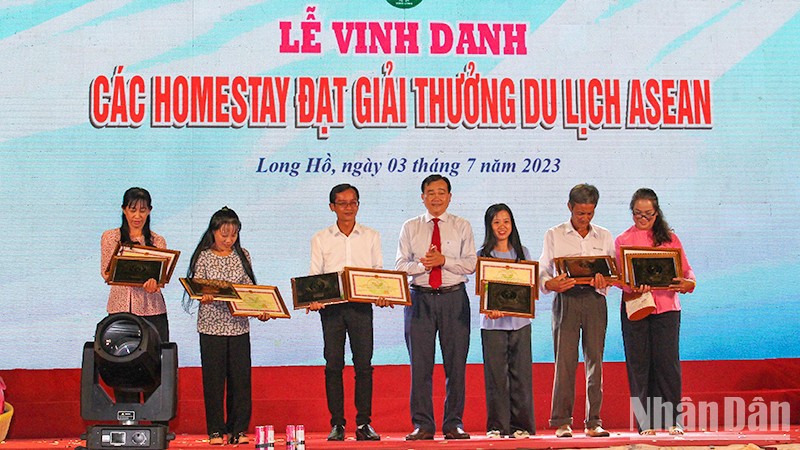 Народный комитет провинции Виньлонг вручает похвальные грамоты 6 хоумстей, получившим награды АСЕАН в области туризма в 2023 году.