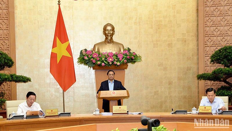 Премьер-министр Фам Минь Тьинь выступает со вступительной речью. Фото: Тхань Жанг