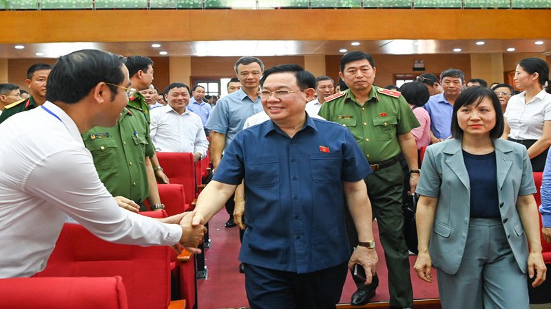 Председатель НС Выонг Динь Хюэ и избиратели в уезде Виньбао. Фото: Зюи Линь