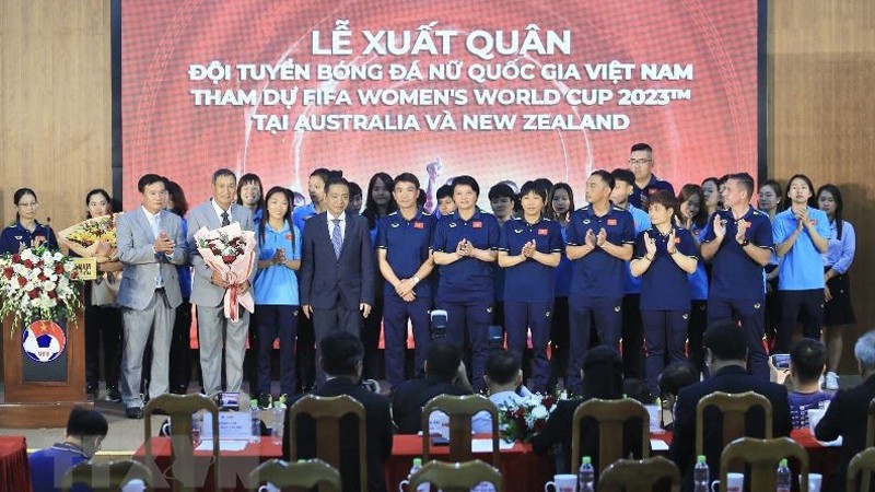Замминистра культуры, спорта и туризма Хоанг Дао Кыонг вручает цветы женской сборной Вьетнама. Фото: ВИА