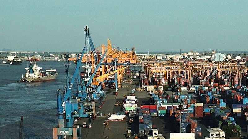 Погрузка и разгрузка товаров в порту Диньву (город Хайфон). Фото: Дык Ань