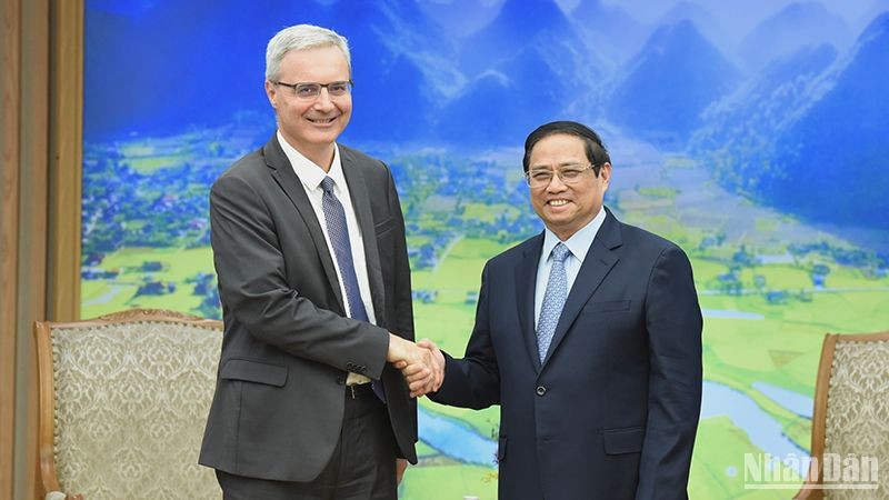 Премьер-министр Фам Минь Тьинь (справа) и Посол Франции во Вьетнаме Николя Уорнери. Фото: Чан Хай