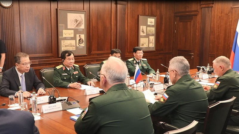 Генерал-полковник Хоанг Суан Тьиен наносит визит вежливости Министру обороны России генералу армии Сергею Шойгу.