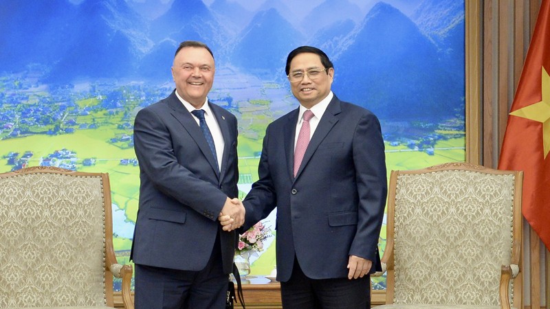 Премьер-министр Фам Минь Тьинь (справа) и Президент FIATA Иван Петров. Фото: Тхань Жанг