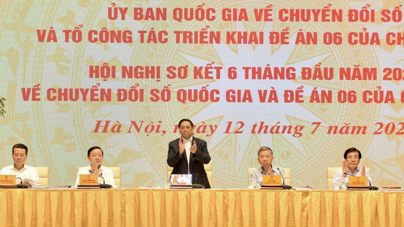 Премьер-министр Фам Минь Тьинь (в центре) председательствует на конференции.
