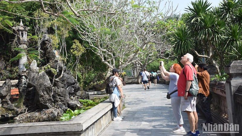 Туристы посещают комплекс достопримечательностей особого государственного значения Нгуханьшон в Дананге. Фото: Ань Дао