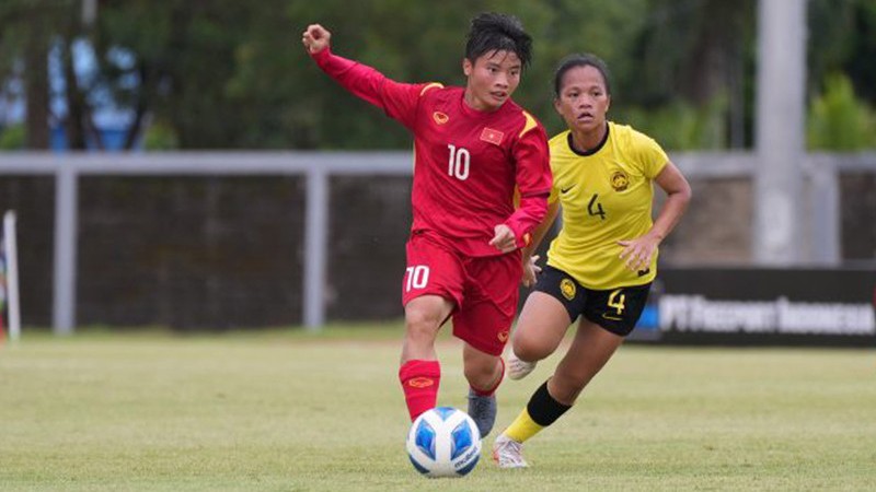 Нгок Минь Тюен (в красном) выполнила хет-трик в этом матче. Фото: Федерация футбола Вьетнама