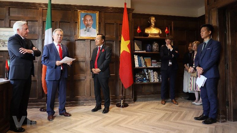 Посол Нгуен Хоанг Лонг выступает на церемонии открытия почетного консульства. Фото: vietnamplus.vn