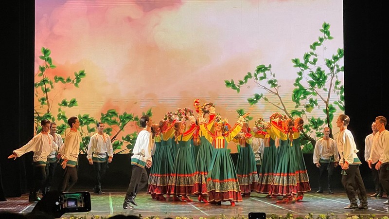 Художественный номер на церемонии открытия Дней культуры России в Ханойском оперном театре. Фото: dangcongsan.vn