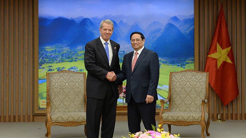 Премьер-министр Фам Минь Тьинь (справа) и губернатор штата Небраска Джим Пиллен. Фото: Тхань Жанг