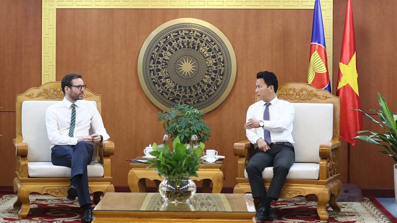 Министр природных ресурсов и охраны окружающей среды Данг Куок Кхань (справа) и Посол Великобритании во Вьетнаме Иэн Фрю. Фото: baotainguyenmoitruong.vn