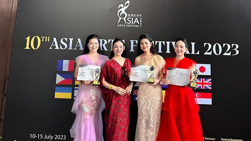 Тан Нян и ученицы после получения награды. Источник: страница Фейсбук Тан Нян