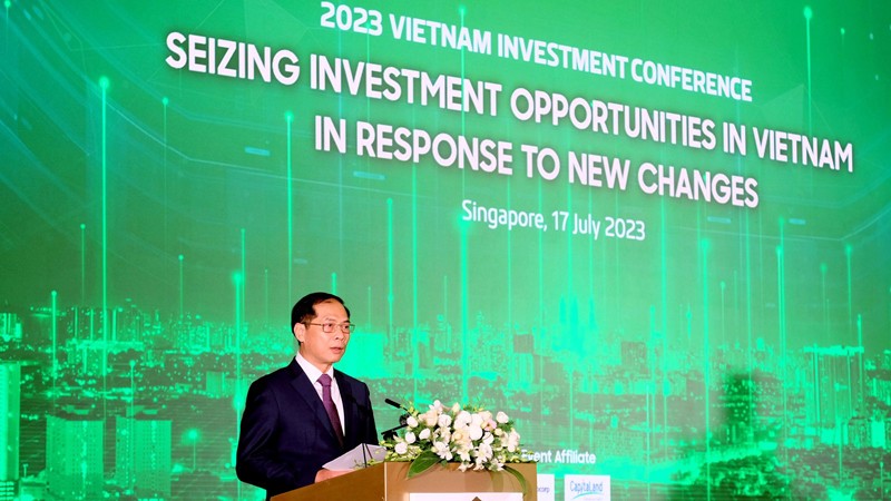 Министр иностранных дел Буй Тхань Шон выступает на Вьетнамской инвестиционной конференции 2023 г. в Сингапуре. Фото: МИД Вьетнама