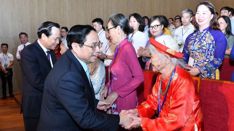 Премьер-министр Фам Минь Тьинь и вьетнамские матери-героини на конференции. Фото: Данг Кхоа