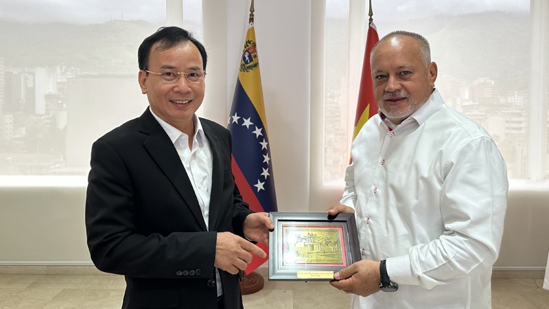 Товарищ Нгуен Лам вручает подарок Первому зампредседателя PSUV Диосдадо Кабельо Рондону. Фото: Посольство Вьетнама в Венесуэле