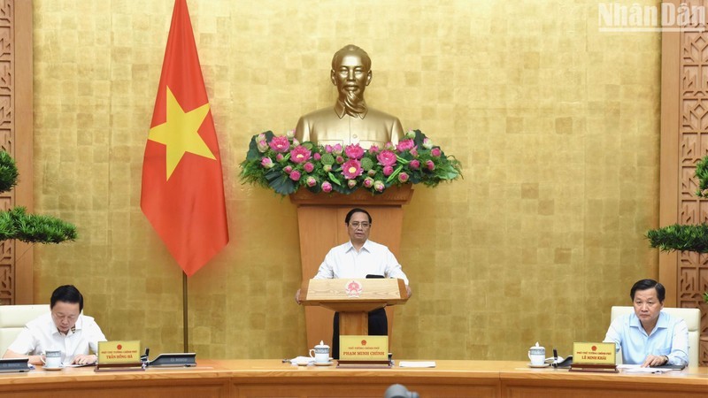 Премьер-министр Фам Минь Тьинь председательствует на заседании. Фото: Чан Хай