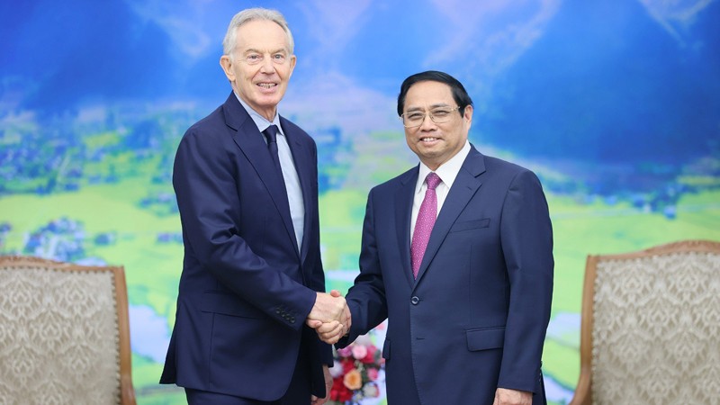 Премьер-министр Фам Минь Тьинь (справа) и г-н Тони Блэр. Фото: VGP