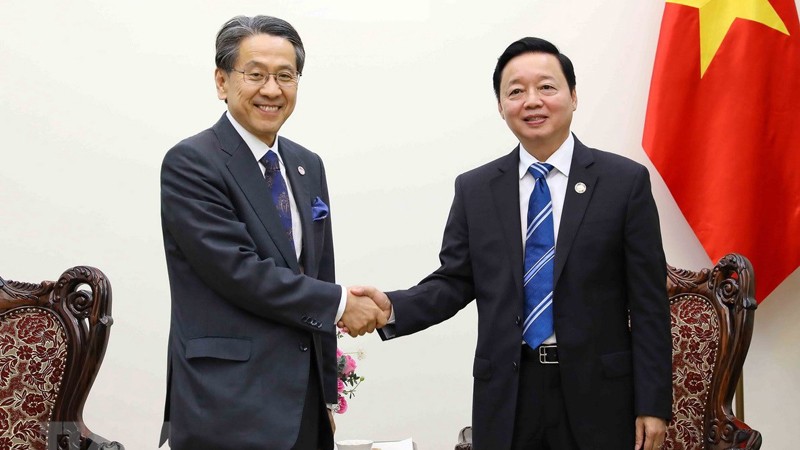 Вице-премьер Чан Хонг Ха (справа) принимает г-на Маэду Тадаси. Фото: ВИА