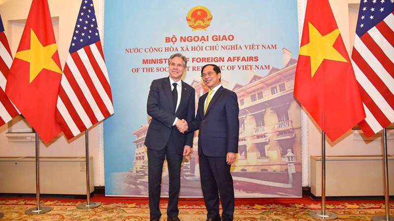 Министр иностранных дел Буй Тхань Шон (справа) и Госсекретарь США Энтони Блинкен. Фото: VGP