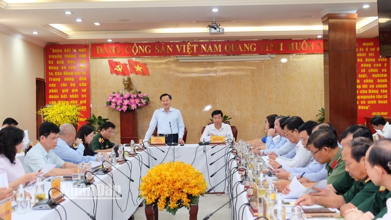 Вице-премьер Ле Минь Кхай выступает с речью на рабочей встрече с руководителями провинции Биньфыок.