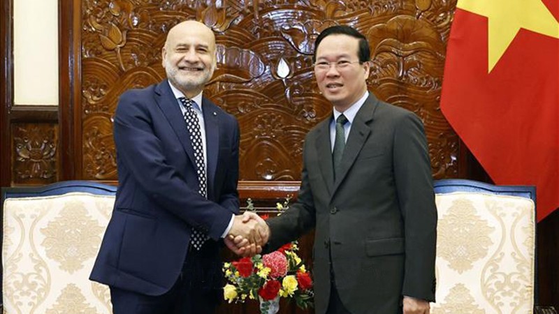 Президент Во Ван Тхыонг (справа) и Посол Италии Антонио Алессандро. Фото: ВИА