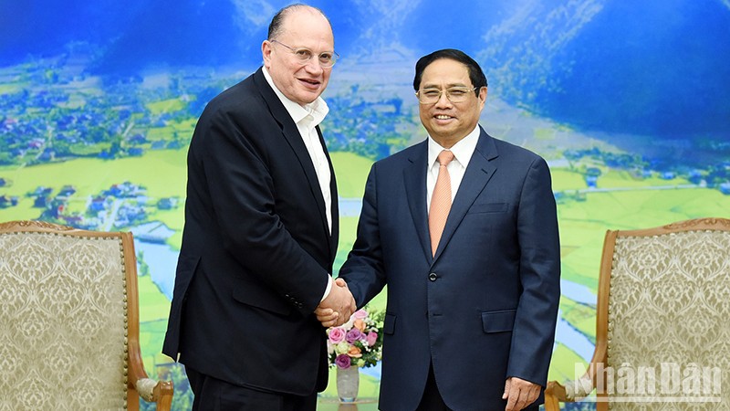 Премьер-министр Фам Минь Тьинь (справа) и председатель корпорации HSBC Марк Такер. Фото: Чан Хай