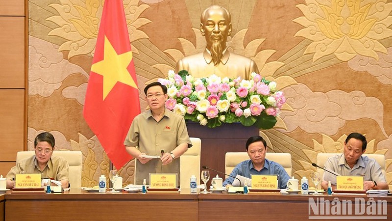 Председатель НС Выонг Динь Хюэ (второй слева) выступает со вступительной речью. Фото: Зюи Линь