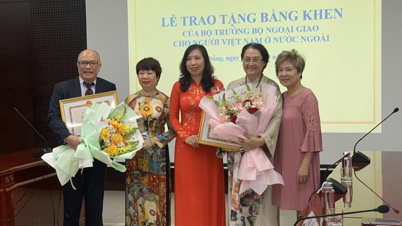 Замминистра иностранных дел Ле Тхи Тху Ханг (в центре) на церемонии. Фото: Госкомитет по делам вьетнамцев, проживающих за границей