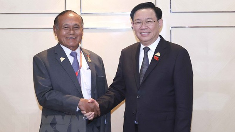 Председатель НС Вьетнама Выонг Динь Хюэ (справа) и Зампредседателя Сената Камбоджи Киттисангкахабиндит Теп Нгорн. Фото: ВИА