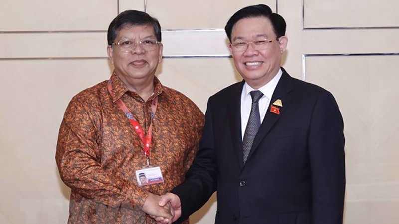 Председатель НС Вьетнама Выонг Динь Хюэ (справа) и Председатель Палаты представителей Малайзии Тан Шри Дато Джохари Бин Абдул. Фото: ВИА