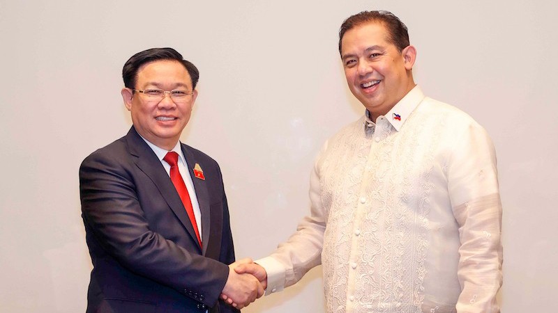 Председатель НС Выонг Динь Хюэ и Председатель Палаты представителей Филиппин Мартин Ромуальдес. Фото: Зоан Тан