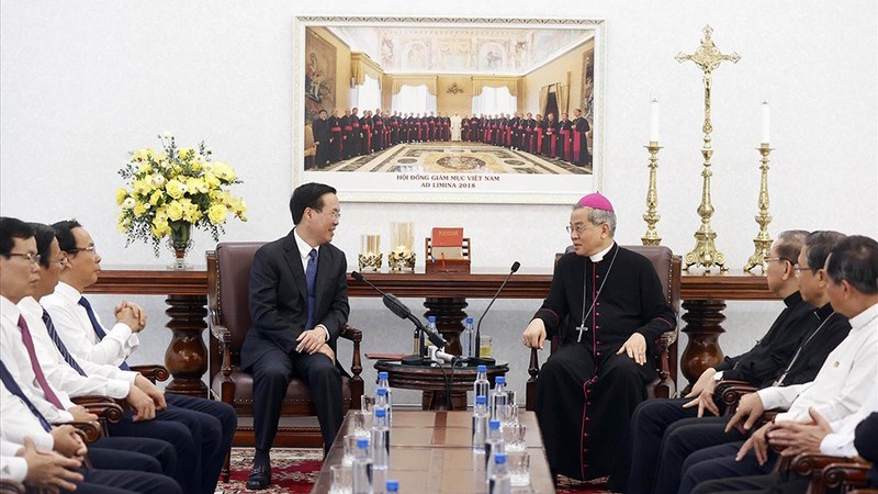 Президент Во Ван Тхыонг посещает Конференцию католических епископов Вьетнама. Фото: ВИА
