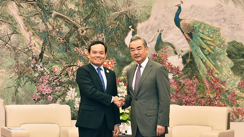 Вице-премьер Чан Лыу Куанг (слева) и товарищ Ван И. Фото: МИД Вьетнама