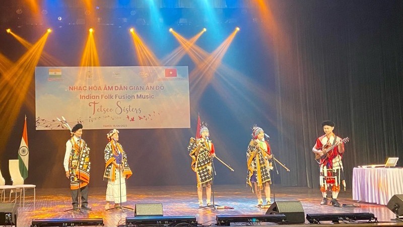 Группа «Tetseo Sisters» исполняет традиционные индийские песни.