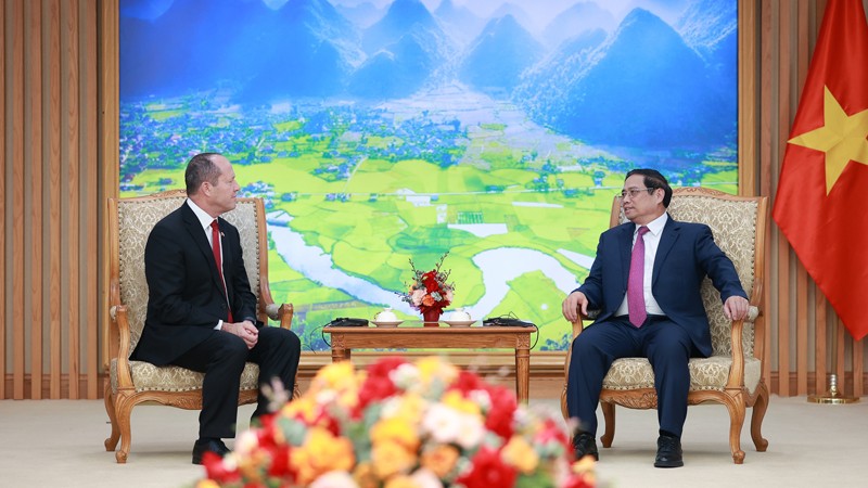 Премьер-министр Вьетнама Фам Минь Тьинь (справа) и Министр экономики и промышленности Израиля Нир Баркат. Фото: VGP