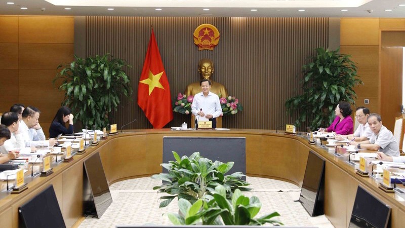 Вице-премьер Ле Минь Кхай (в центре) председательствует на заседании. Фото: VGP