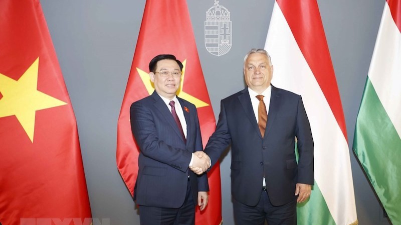 Председатель НС Выонг Динь Хюэ и Премьер-министр Венгрии Виктор Орбан. Фото: ВИА
