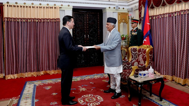 Посол Нгуен Тхань Хай вручает верительные грамоты Президенту Непала Раме Чандра Пауделю. Фото: ВИА
