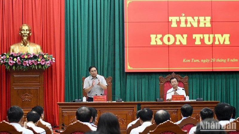 Премьер-министр Фам Минь Тьинь выступает на рабочей встрече. Фото: Тхань Жанг – Фук Тханг