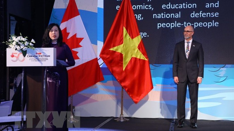 Министр здравоохранения Дао Хонг Лан (слева) от имени Правительства Вьетнама выступает на мероприятии. Фото: ВИА