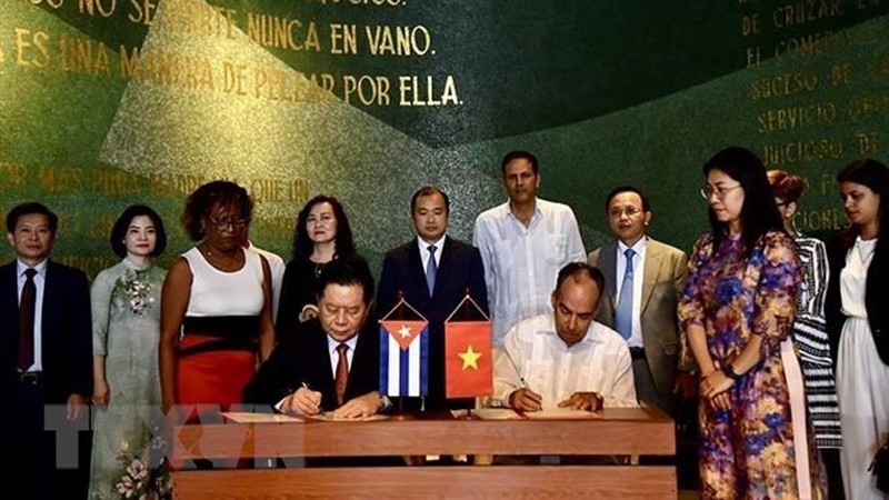 Стороны подписывают соглашение о программе сотрудничества. Фото: ВИА 