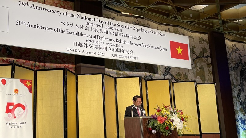 Генеральный консул Вьетнама в Осаке Нго Чинь Ха выступает с речью на церемонии. Фото: ВИА