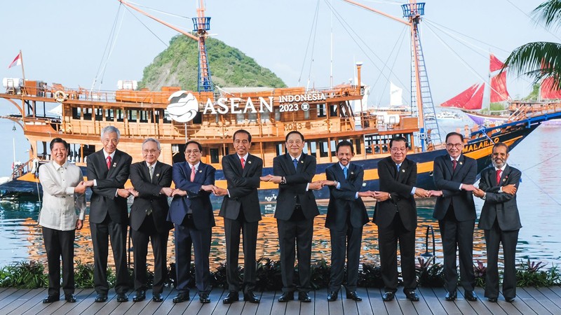 Премьер-министр Фам Минь Тьинь и руководители стран АСЕАН на церемонии открытия 42-го саммита АСЕАН в Индонезии. Фото: ВИА
