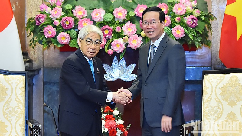 Президент Во Ван Тхыонг (справа) и Председатель Палаты советников Японии Оцудзи Хидэхиса. Фото: Тхюи Нгуен
