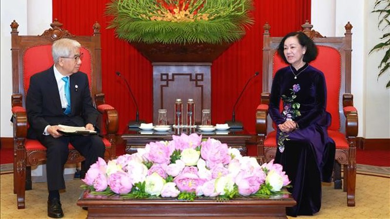 Товарищ Чыонг Тхи Май (справа) принимает Председателя Палаты советников Японии Оцудзи Хидэхису. Фото: ВИА