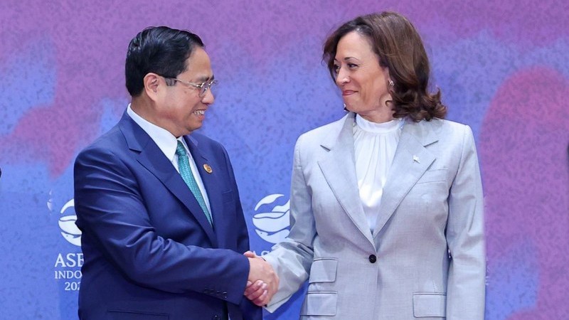 Премьер-министр Фам Минь Тьинь (слева) и Вице-президент США Камала Харрис. Фото: Нят Бак