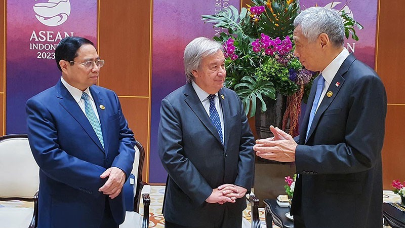 Премьер-министр Фам Минь Тьинь (слева), Премьер-министр Сингапура Ли Сяньлун (справа) и Генеральный секретарь ООН Антониу Гутерриш. Фото: Туан Ань