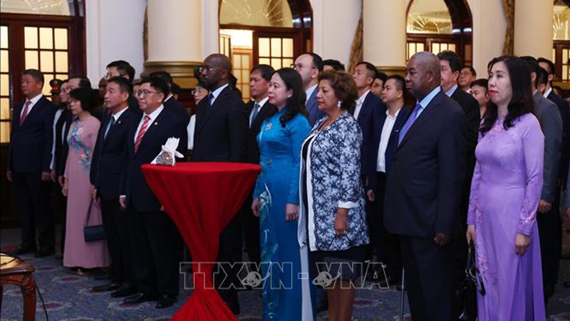 Вице-президент Во Тхи Ань Суан и делегаты на церемонии. Фото: ВИА