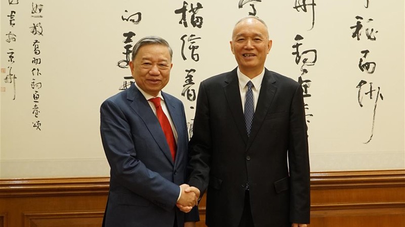 Министр То Лам (слева) и товарищ Цай Ци. Фото: bocongan.gov.vn